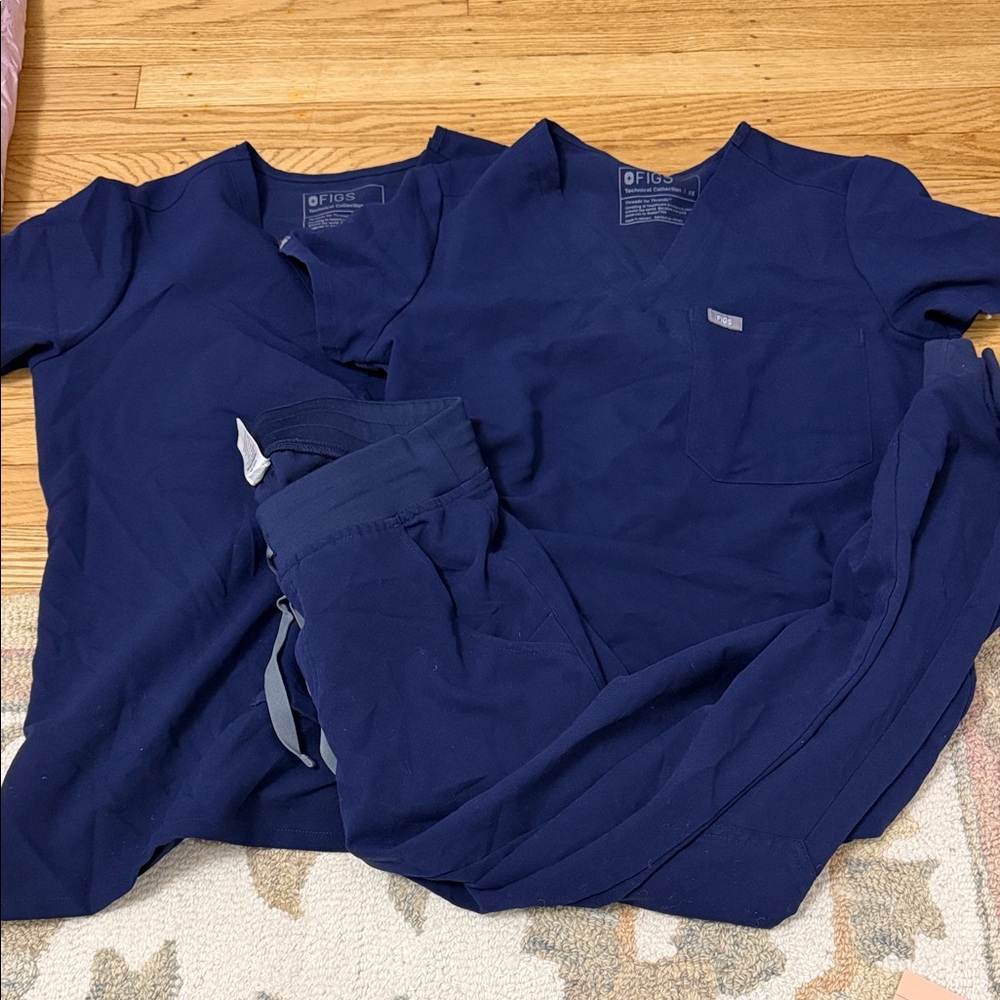 Bundle of Navy Figs x2 Catarina tops (XS and S) and jogger bottoms XS